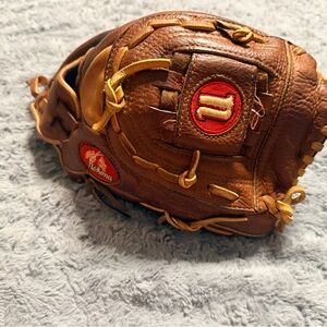 Nokona AMG 175 BFC baseball/softball glove